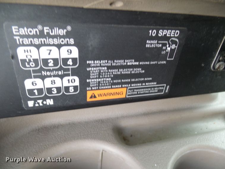 image for item DC2846 2005 International 9400i  semi truck