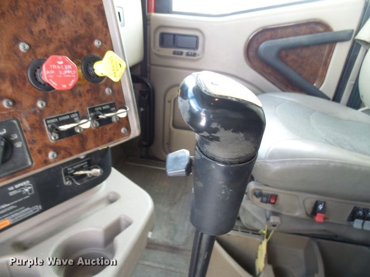 image for item DC2846 2005 International 9400i  semi truck