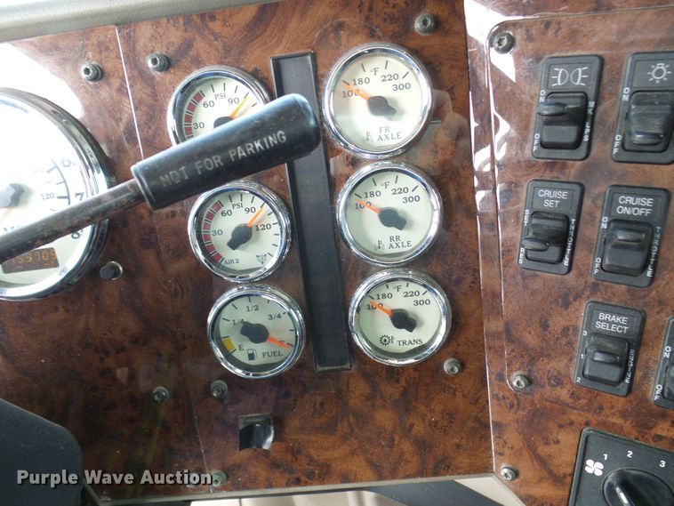 image for item DC2846 2005 International 9400i  semi truck