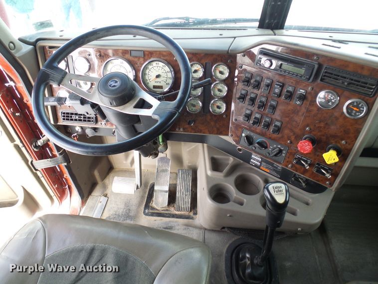 image for item DC2846 2005 International 9400i  semi truck