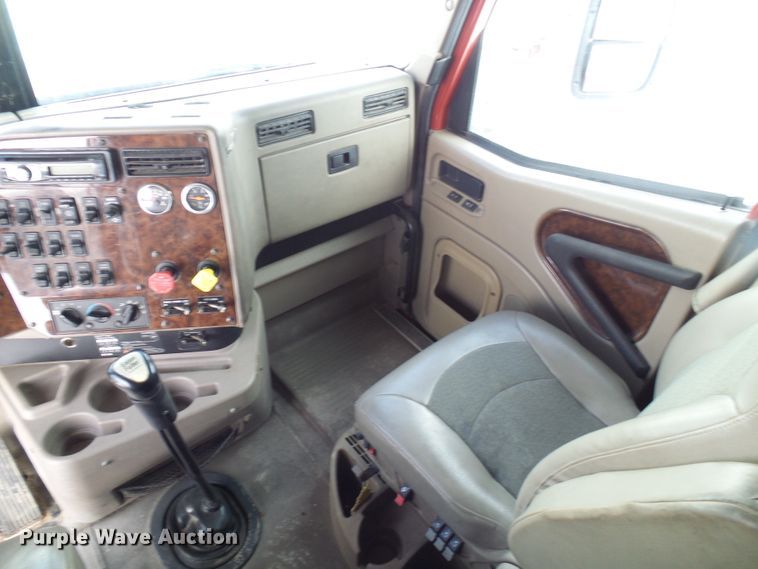 image for item DC2846 2005 International 9400i  semi truck