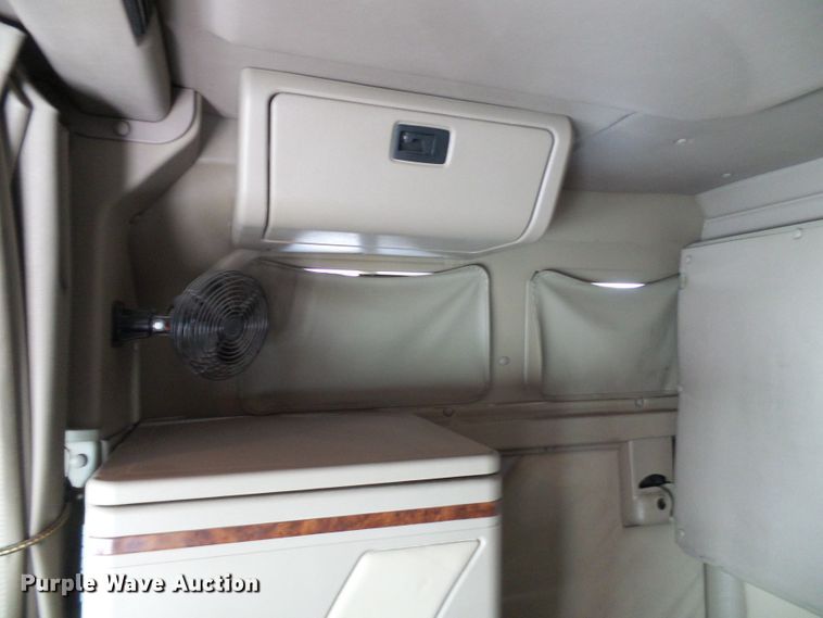 image for item DC2846 2005 International 9400i  semi truck