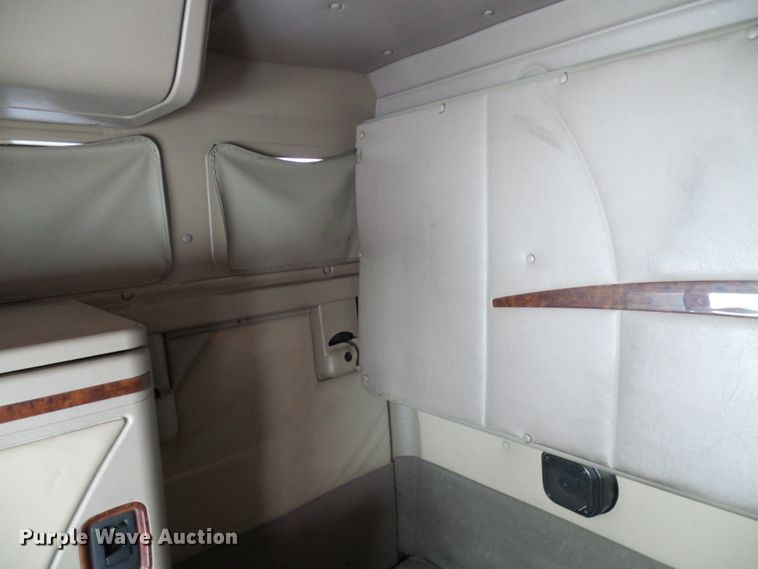 image for item DC2846 2005 International 9400i  semi truck