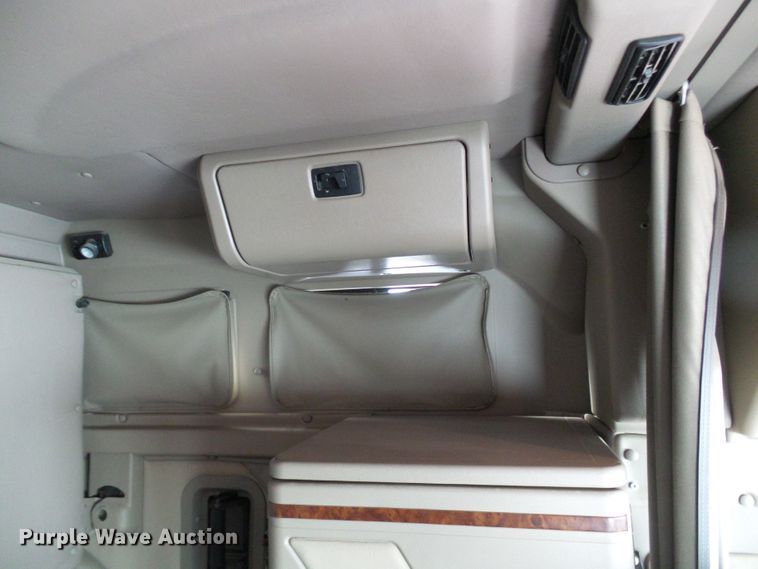 image for item DC2846 2005 International 9400i  semi truck