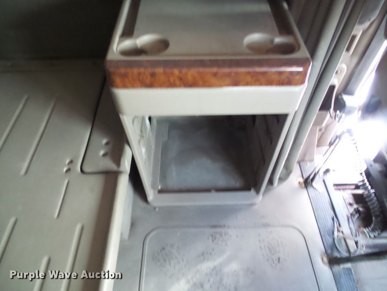 image for item DC2846 2005 International 9400i  semi truck