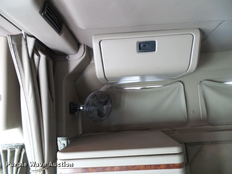 image for item DC2846 2005 International 9400i  semi truck