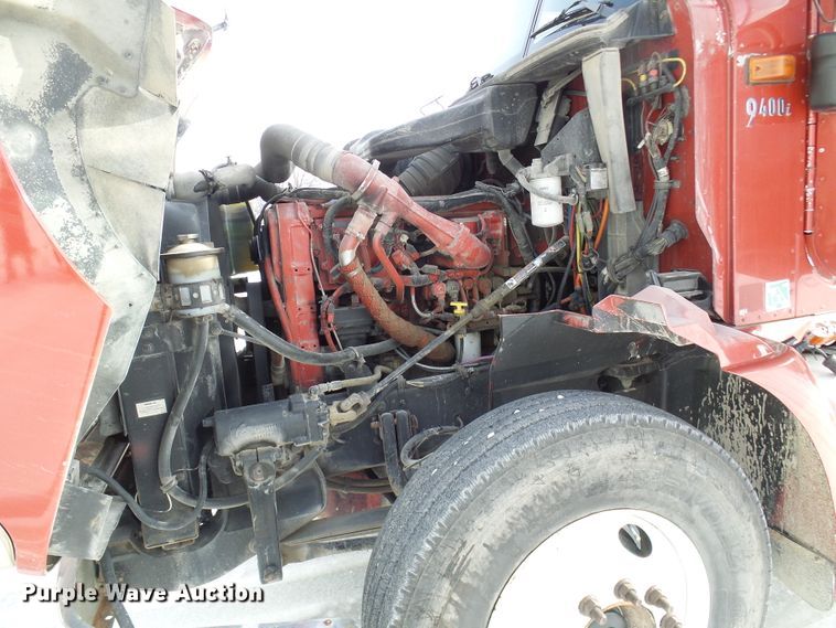 image for item DC2846 2005 International 9400i  semi truck