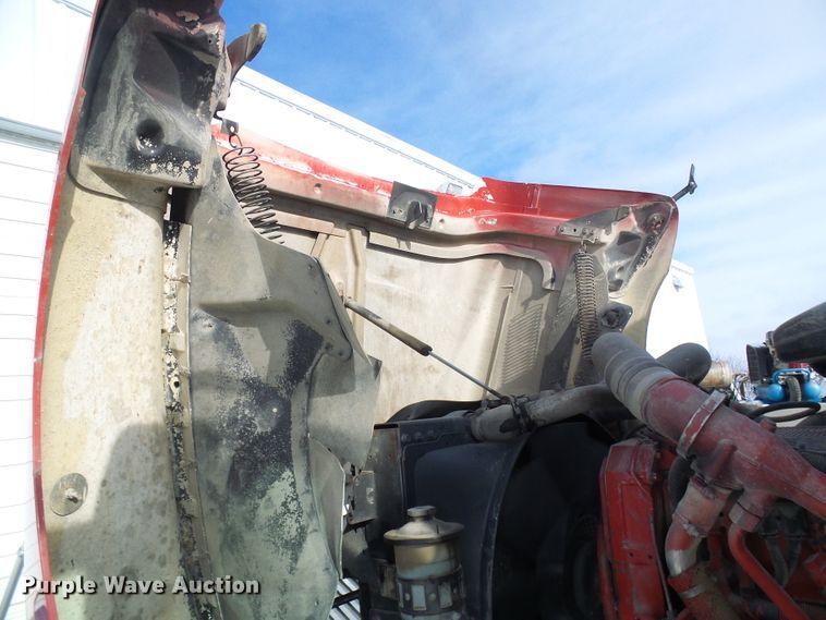 image for item DC2846 2005 International 9400i  semi truck