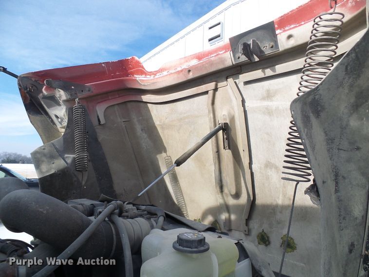 image for item DC2846 2005 International 9400i  semi truck