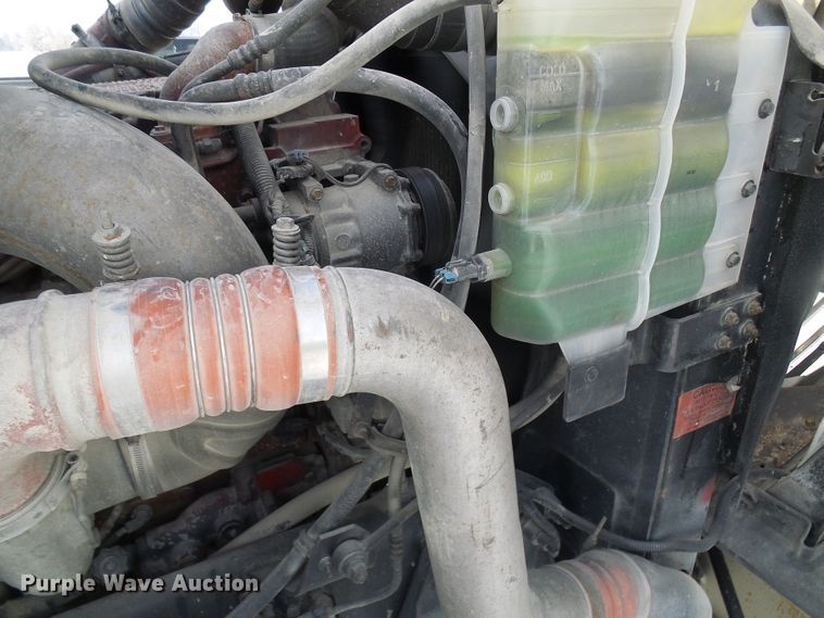 image for item DC2846 2005 International 9400i  semi truck