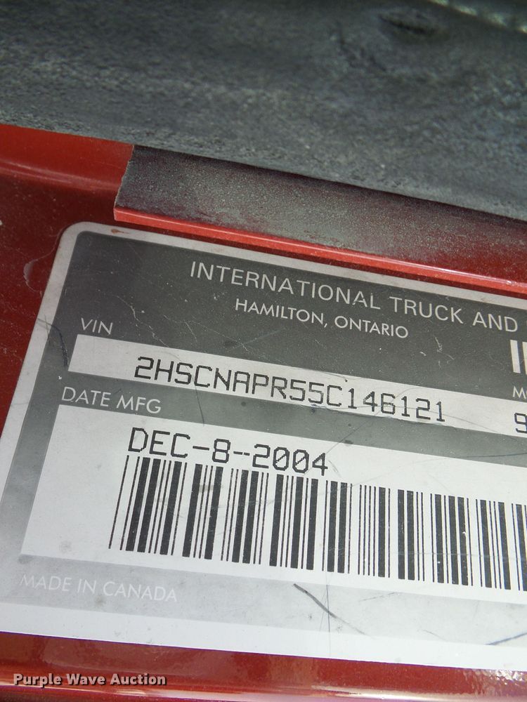 image for item DC2846 2005 International 9400i  semi truck