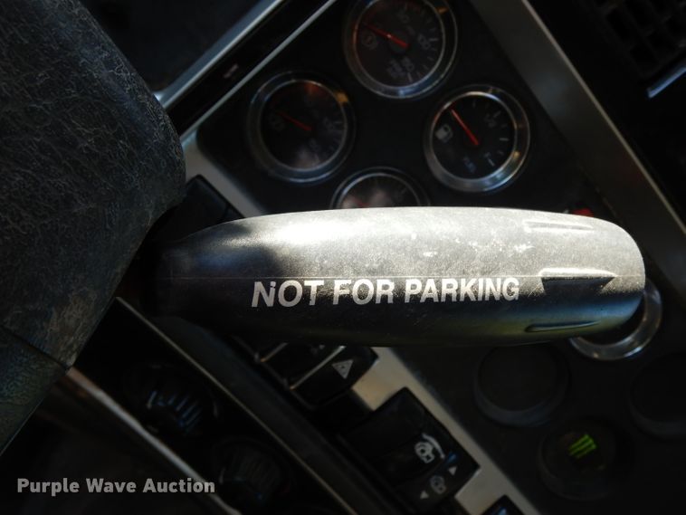 image for item DJ6597 2007 Kenworth T800  semi truck