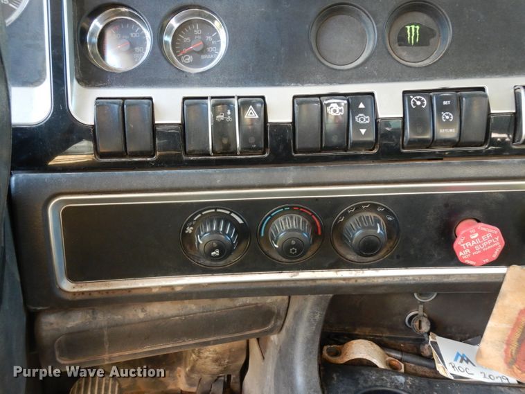 image for item DJ6597 2007 Kenworth T800  semi truck