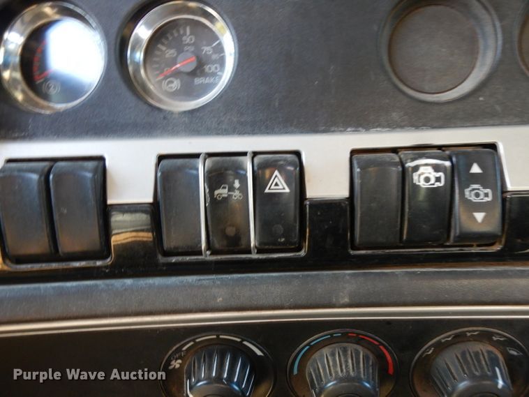 image for item DJ6597 2007 Kenworth T800  semi truck