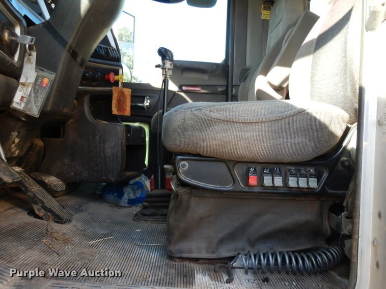 image for item DJ6597 2007 Kenworth T800  semi truck