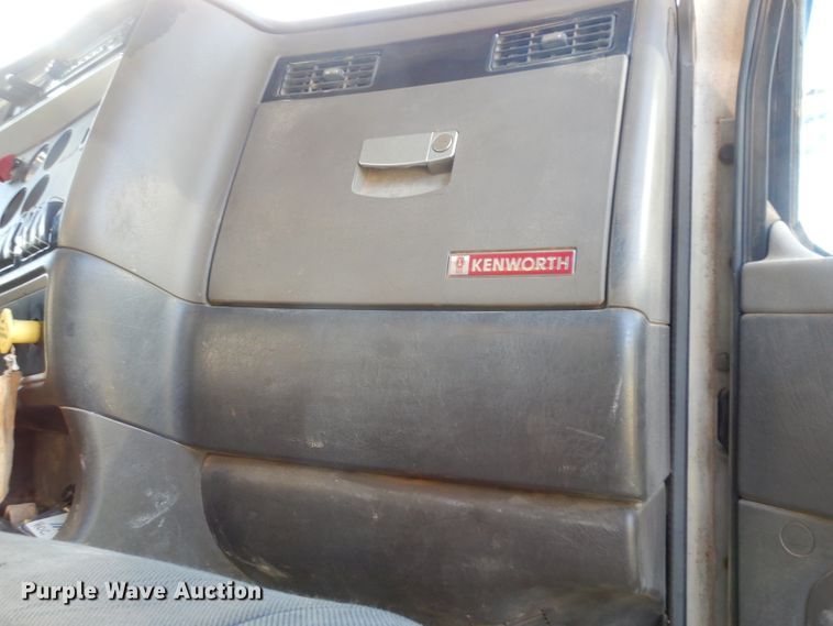 image for item DJ6597 2007 Kenworth T800  semi truck