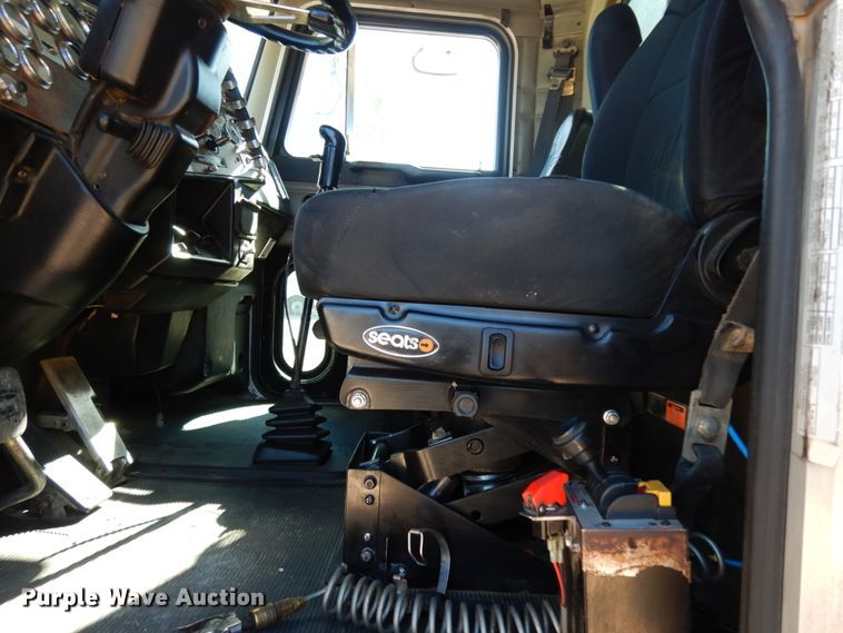 image for item DJ6698 1999 Peterbilt 379  semi truck