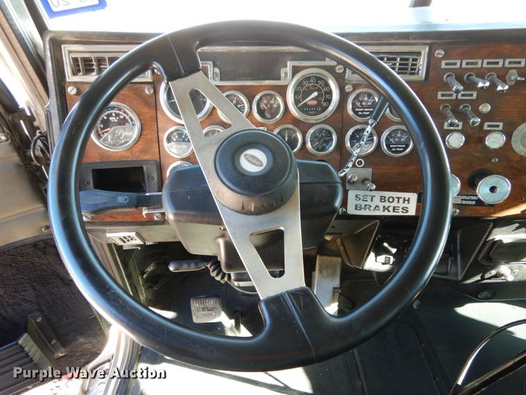 image for item DJ6698 1999 Peterbilt 379  semi truck