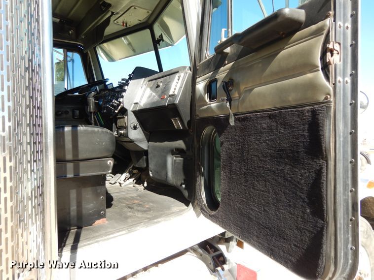 image for item DJ6698 1999 Peterbilt 379  semi truck