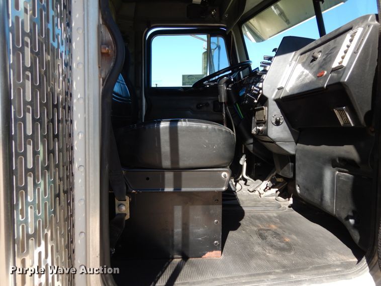 image for item DJ6698 1999 Peterbilt 379  semi truck