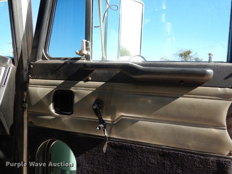 image for item DJ6698 1999 Peterbilt 379  semi truck