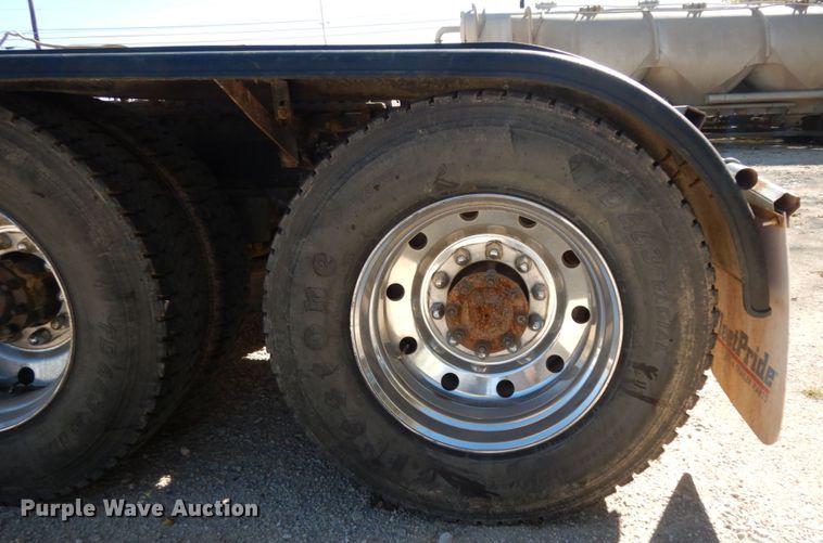 image for item DJ6698 1999 Peterbilt 379  semi truck