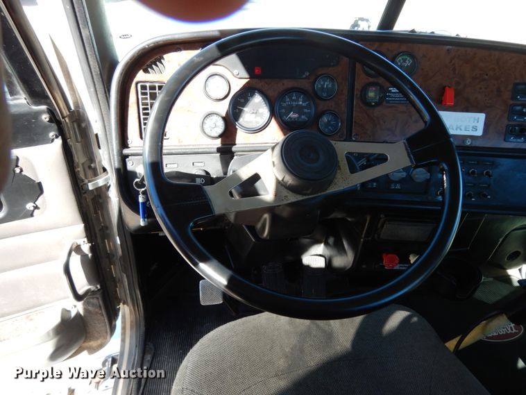 image for item DJ8130 2005 Peterbilt 378  semi truck