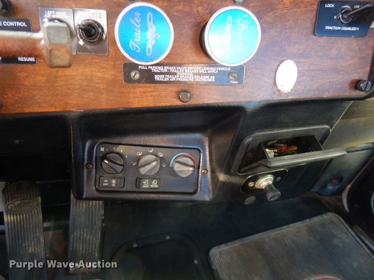 image for item DL2630 2000 Peterbilt 378  semi truck