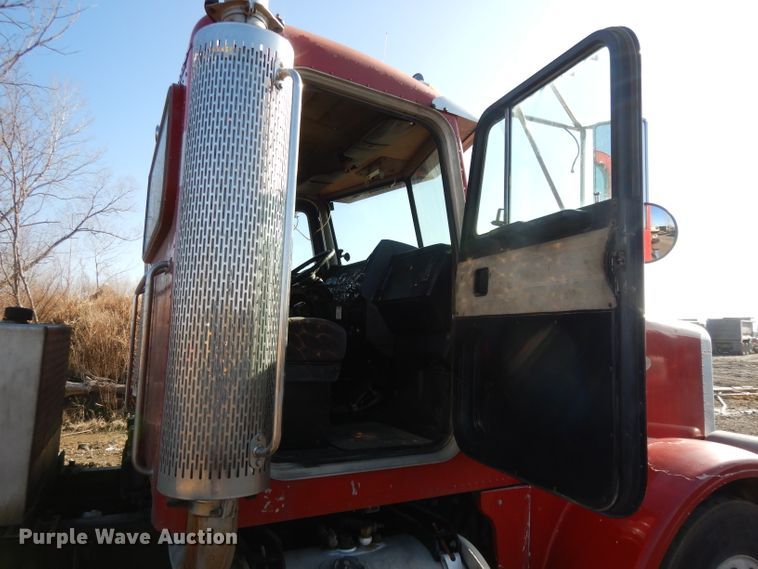 image for item DL2630 2000 Peterbilt 378  semi truck
