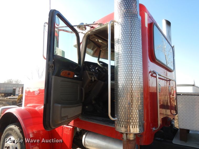 image for item DL2632 2010 Peterbilt 389  semi truck