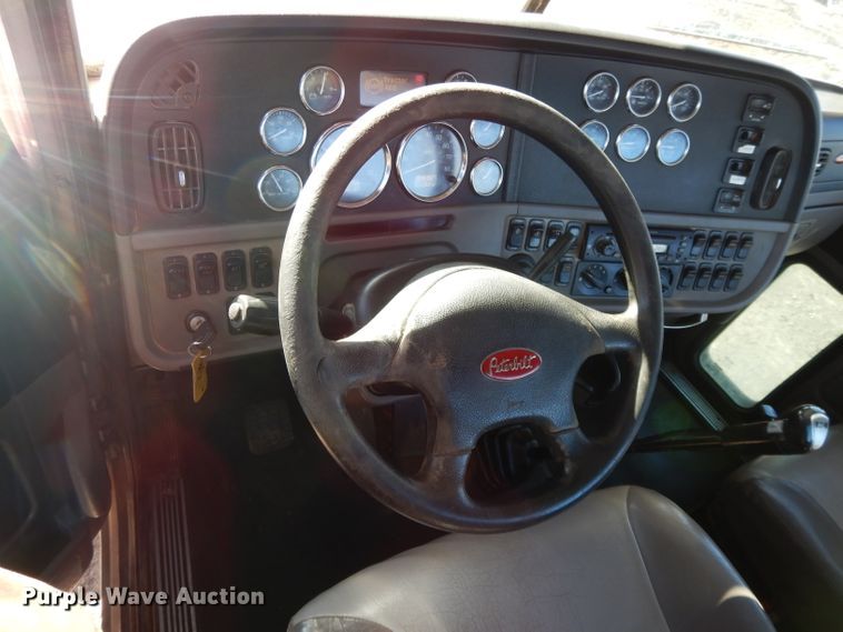 image for item DL2632 2010 Peterbilt 389  semi truck
