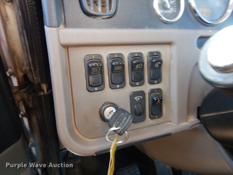 image for item DL2632 2010 Peterbilt 389  semi truck