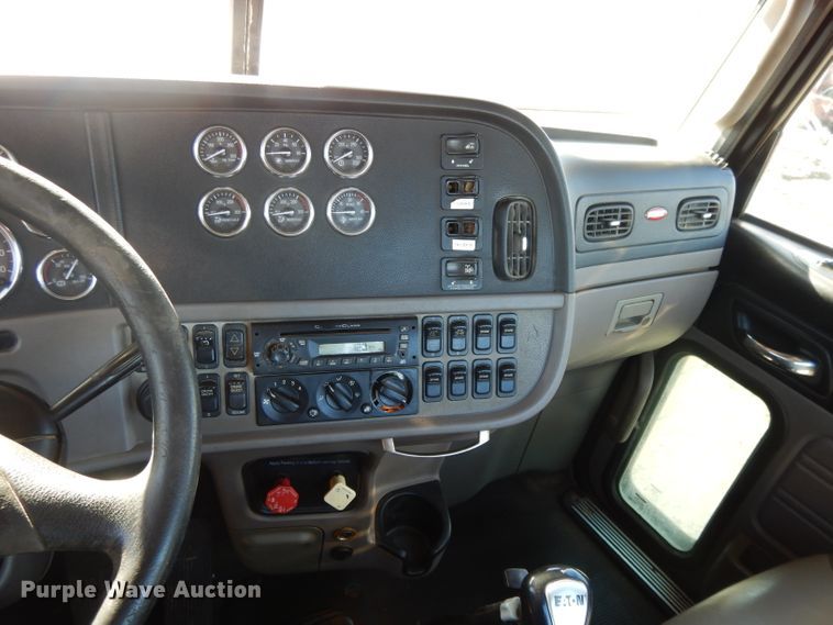 image for item DL2632 2010 Peterbilt 389  semi truck