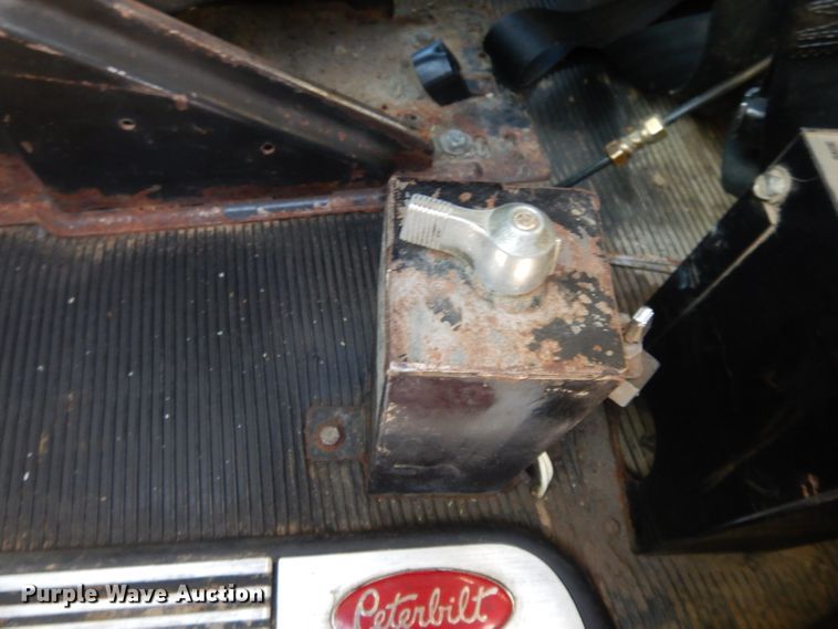 image for item DL2632 2010 Peterbilt 389  semi truck