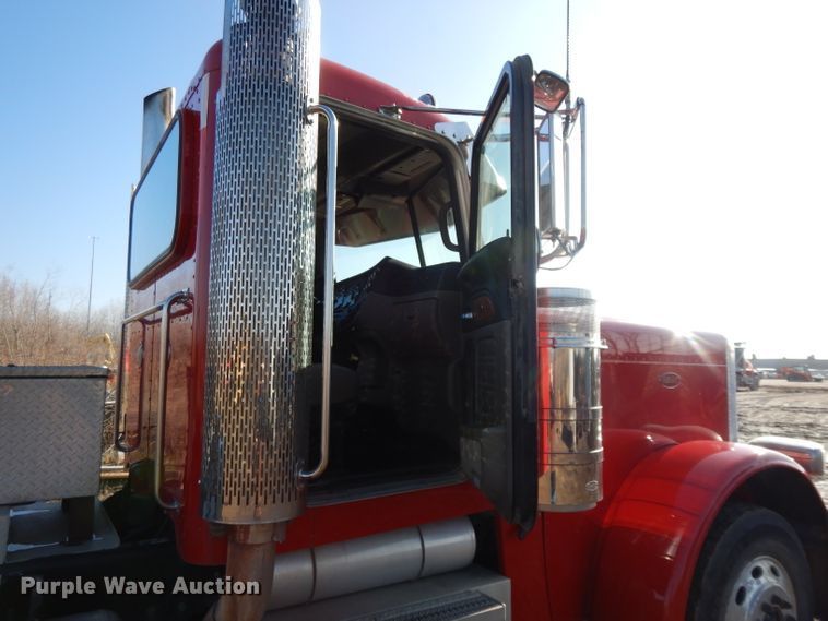 image for item DL2632 2010 Peterbilt 389  semi truck