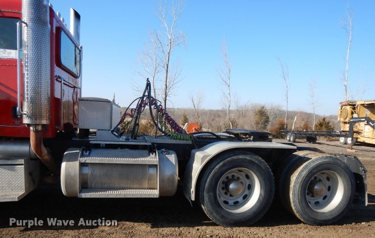 image for item DL2632 2010 Peterbilt 389  semi truck