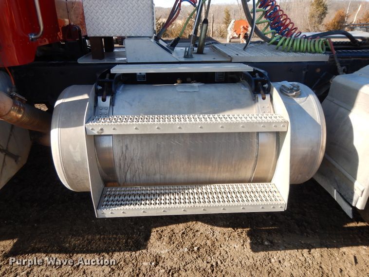 image for item DL2632 2010 Peterbilt 389  semi truck