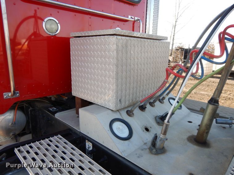 image for item DL2632 2010 Peterbilt 389  semi truck