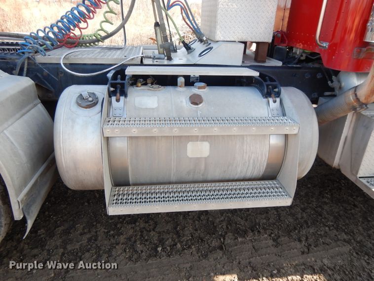 image for item DL2632 2010 Peterbilt 389  semi truck