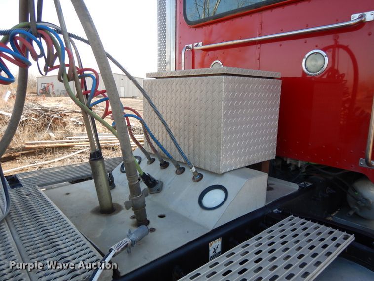 image for item DL2632 2010 Peterbilt 389  semi truck