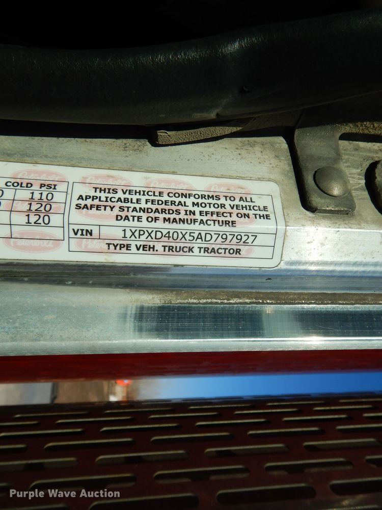 image for item DL2632 2010 Peterbilt 389  semi truck