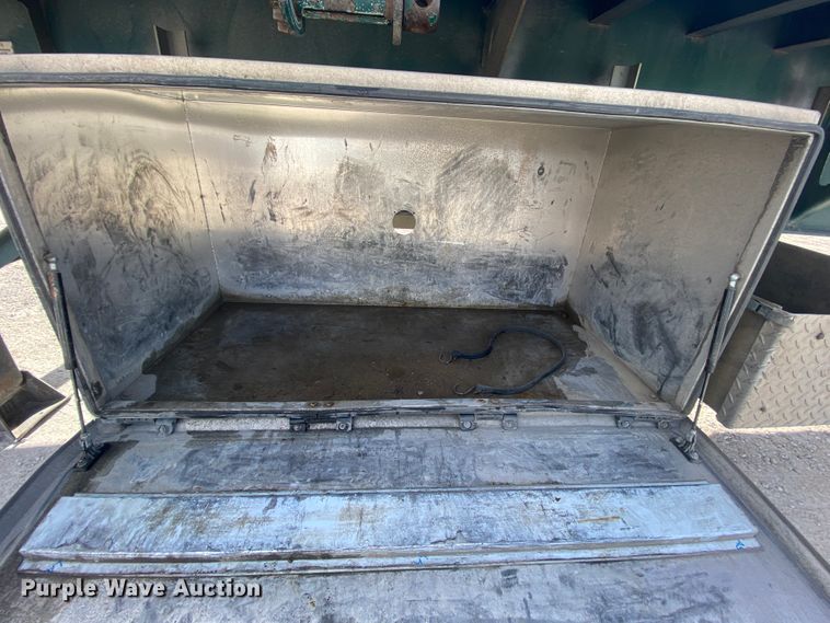 image for item EL9701 2005 Cheetah flatbed trailer