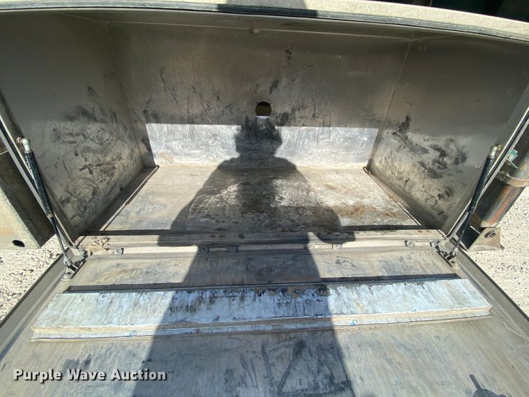 image for item EL9701 2005 Cheetah flatbed trailer