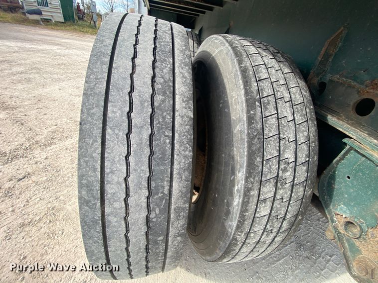 image for item EL9701 2005 Cheetah flatbed trailer