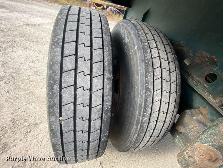 image for item EL9701 2005 Cheetah flatbed trailer