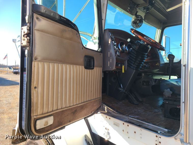 image for item FW9625 2005 Kenworth T800  semi truck
