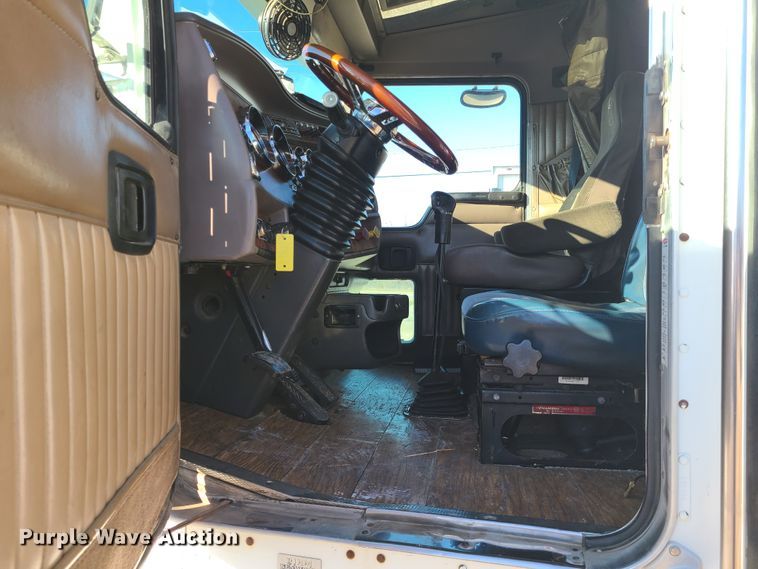 image for item FW9625 2005 Kenworth T800  semi truck