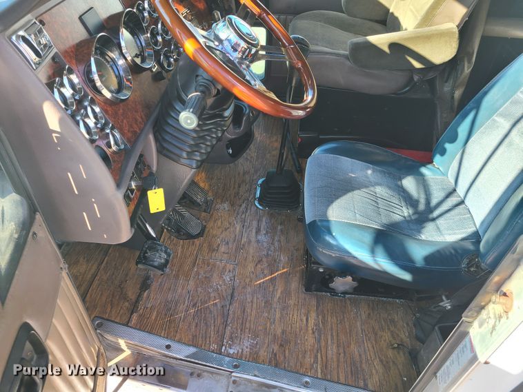 image for item FW9625 2005 Kenworth T800  semi truck