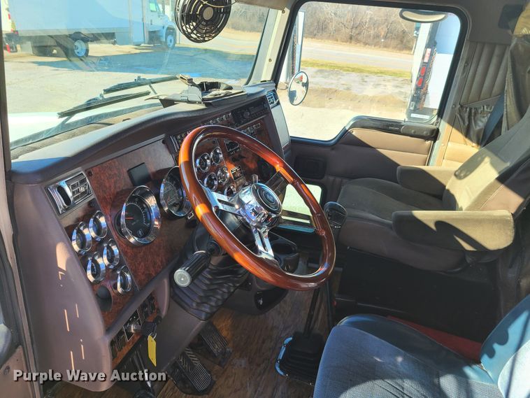 image for item FW9625 2005 Kenworth T800  semi truck