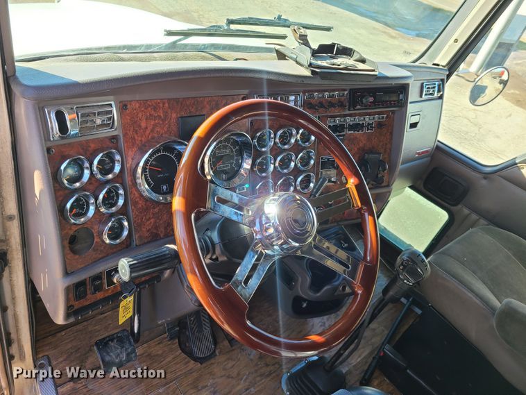 image for item FW9625 2005 Kenworth T800  semi truck